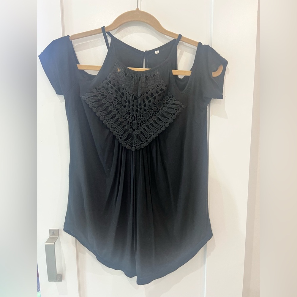 ⭐️3/$27⭐️ Black Cold Shoulder Lace Women's Top. Size small.